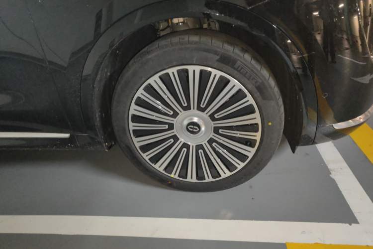 Used Hima AITO M8 2025 Extended-Range Max+ Version 53.4 kWh 6-Seater Edition Right Front Wheel Hub