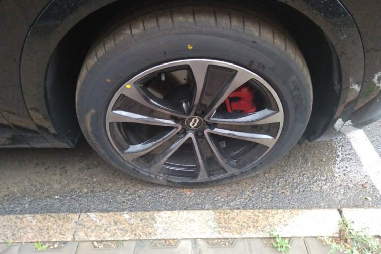 Used Hima AITO M8 2025 Extended-Range Max+ Version 53.4 kWh 6-Seater Edition Right Front Wheel Hub