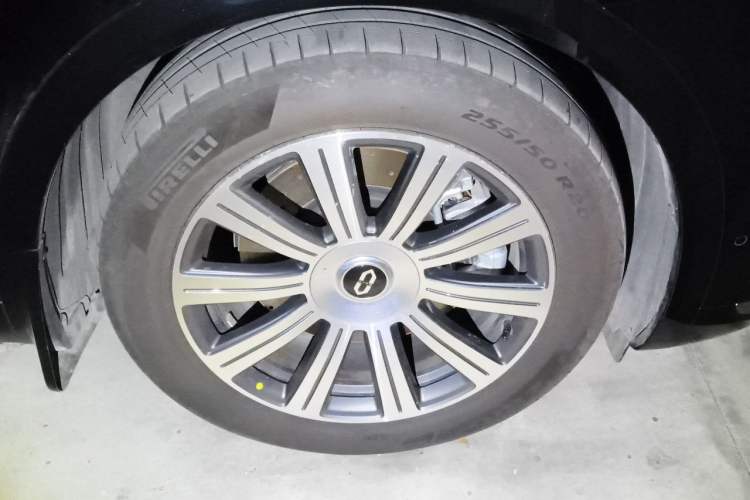 Used Hima AITO M8 2025 Extended-Range Max+ Version 53.4 kWh 6-Seater Edition Right Front Wheel Hub