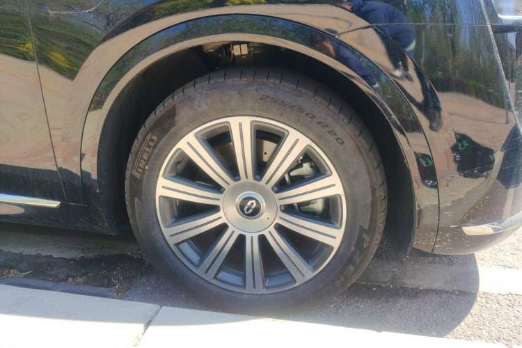 Used Hima AITO M8 2025 Extended-Range Max Version 37 kWh 5-Seater Right Front Wheel Hub
