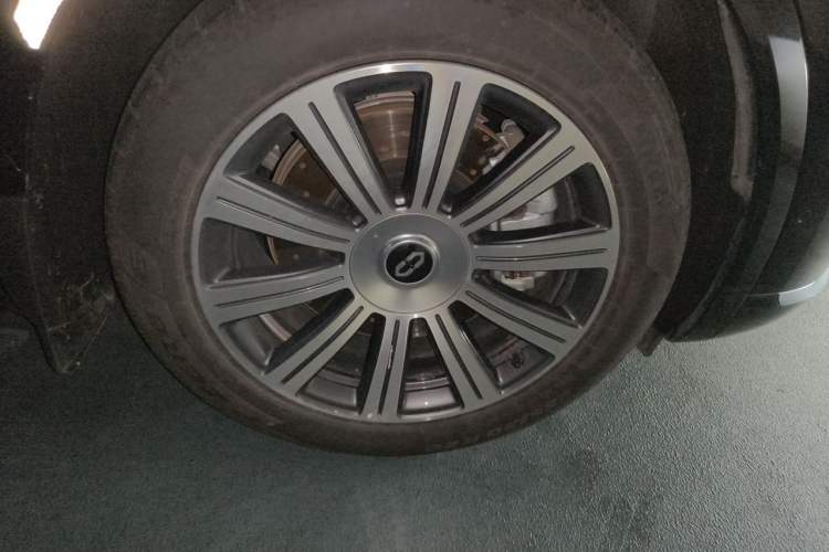 Used Hima AITO M8 2025 Extended-Range Max+ Version 53.4 kWh 6-Seater Edition Right Front Wheel Hub
