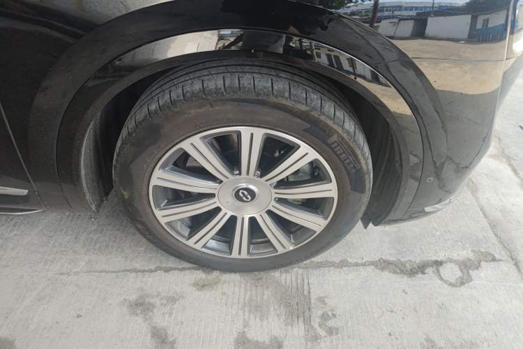 Used Hima AITO M8 2025 Extended-Range Max+ Version 53.4 kWh 6-Seater Edition Right Front Wheel Hub