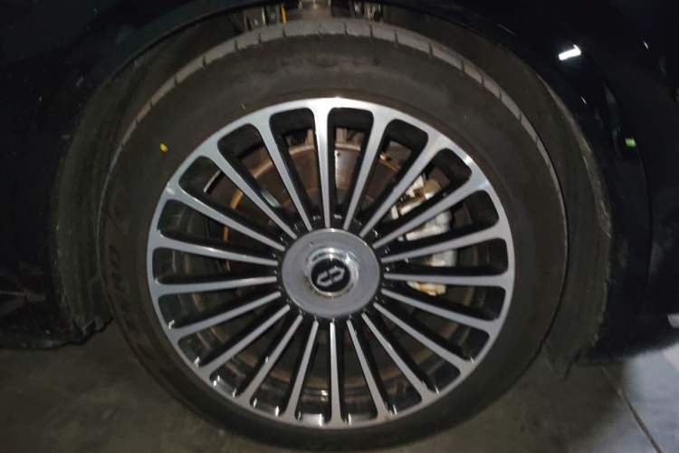 Used Hima AITO M8 2025 Extended-Range Max+ Version 53.4 kWh 6-Seater Edition Right Front Wheel Hub