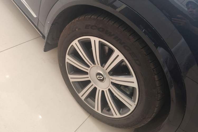 Used Hima AITO M8 2025 Extended-Range Max+ Version 53.4 kWh 6-Seater Edition Right Front Wheel Hub