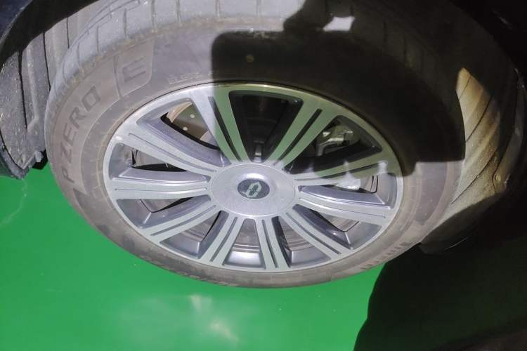 Used Hima AITO M8 2025 Extended-Range Max+ Version 53.4 kWh 6-Seater Edition Right Front Wheel Hub