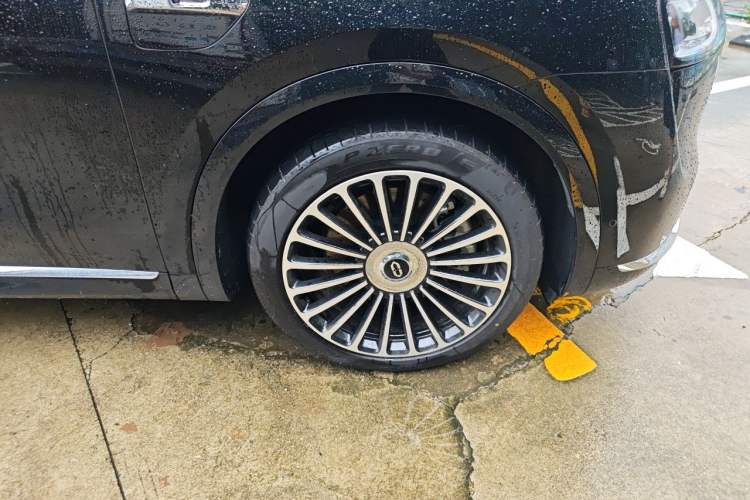 Used Hima AITO M8 2025 Extended-Range Max+ Version 53.4 kWh 5-Seater Edition Right Front Wheel Hub