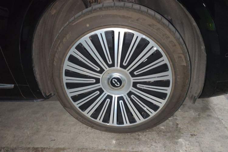 Used Hima AITO M8 2025 Extended-Range Max+ Version 53.4 kWh 6-Seater Edition Right Front Wheel Hub