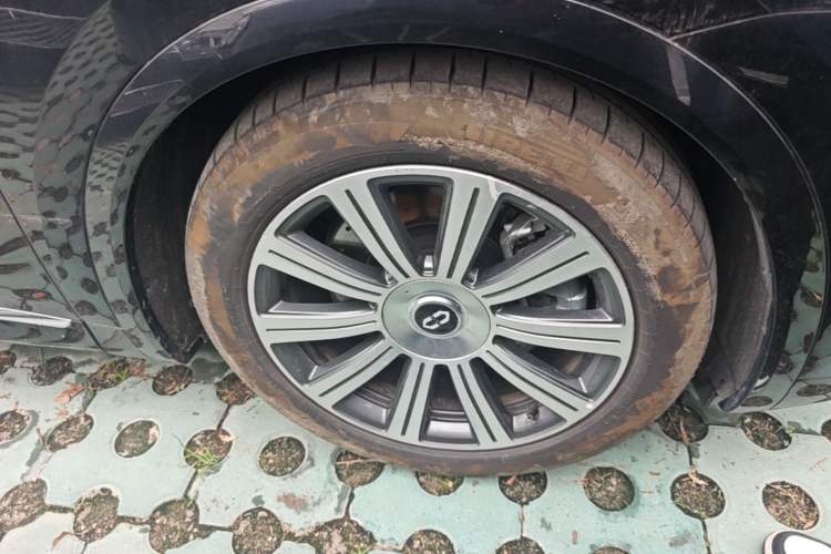 Used Hima AITO M8 2025 Extended-Range Max Version 37 kWh 5-Seater Right Front Wheel Hub