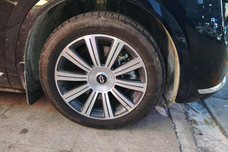 Used Hima AITO M8 2025 Extended-Range Max+ Version 53.4 kWh 6-Seater Edition Right Front Wheel Hub