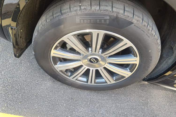 Used Hima AITO M8 2025 Extended-Range Max+ Version 53.4 kWh 5-Seater Edition Right Front Wheel Hub