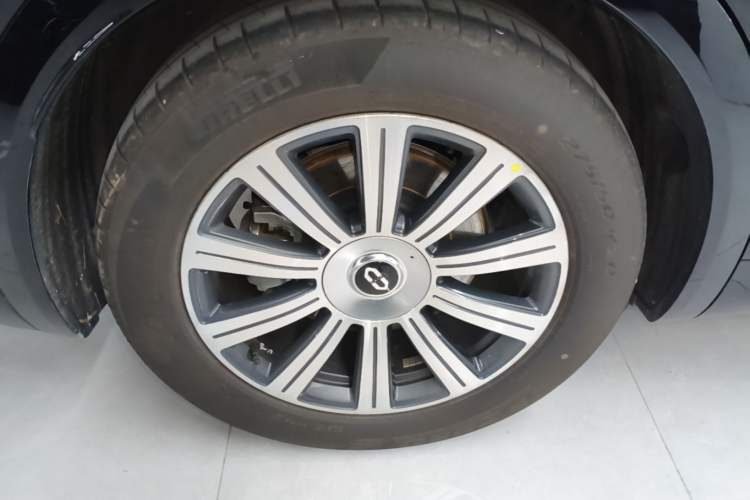 Used Hima AITO M8 2025 Model Pure Electric Ultra Six-Seat Four-Wheel-Drive Version Right Rear Wheel Hub