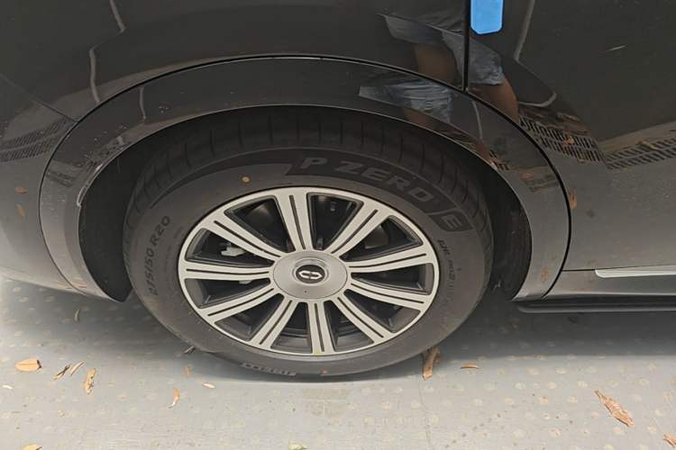 Used Hima AITO M8 2025 Model Range-Extended Max Version 53.4kWh Six-Seater (896-line LiDAR) Right Rear Wheel Hub