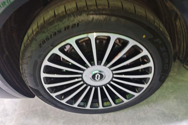 Used Hima AITO M8 2025 Extended-Range Ultra Version 53.4 kWh 6-Seater Edition Right Rear Wheel Hub