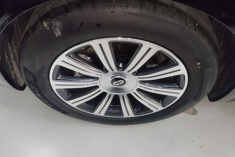 Used Hima AITO M8 2025 Extended-Range Max+ Version 53.4 kWh 5-Seater Edition Right Rear Wheel Hub