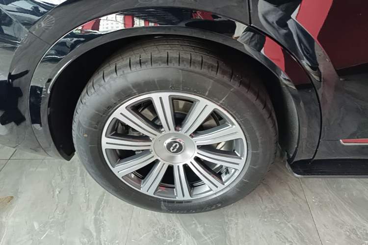 Used Hima AITO M8 2025 Extended-Range Max+ Version 53.4 kWh 6-Seater Edition Right Rear Wheel Hub