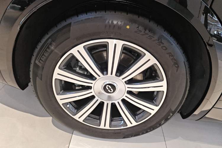 Used Hima AITO M8 2025 Extended-Range Max+ Version 53.4 kWh 5-Seater Edition Right Rear Wheel Hub