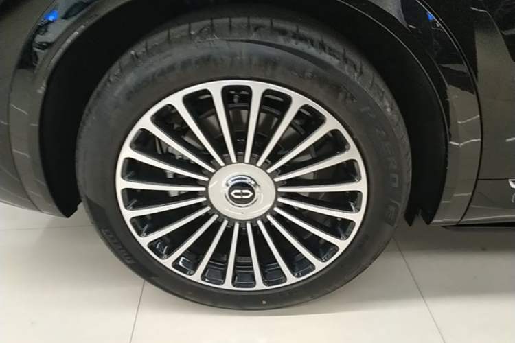 Used Hima AITO M8 2025 Extended-Range Max+ Version 53.4 kWh 5-Seater Edition Right Rear Wheel Hub
