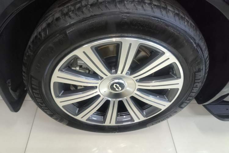 Used Hima AITO M8 2025 Extended-Range Max+ Version 53.4 kWh 6-Seater Edition Right Rear Wheel Hub