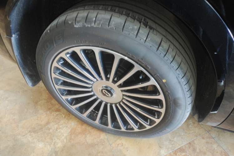 Used Hima AITO M8 2025 Extended-Range Ultra Version 53.4 kWh 6-Seater Edition Right Rear Wheel Hub