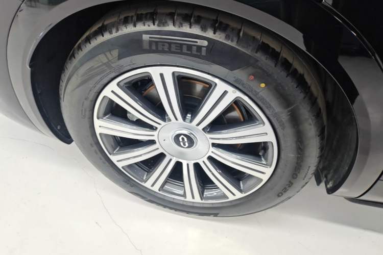 Used Hima AITO M8 2025 Extended-Range Max+ Version 53.4 kWh 6-Seater Edition Right Rear Wheel Hub