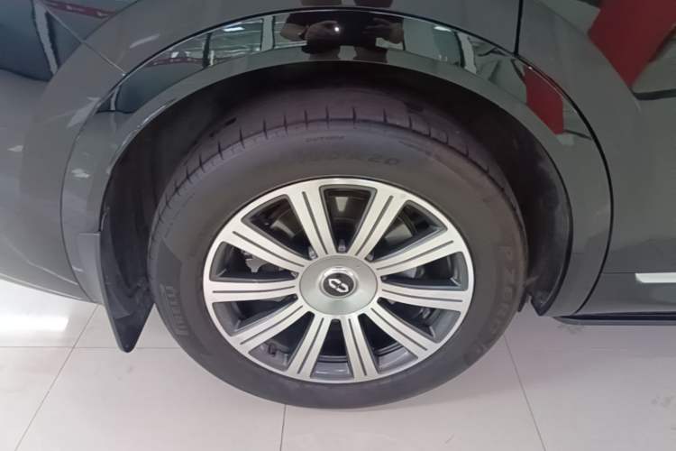 Used Hima AITO M8 2025 Extended-Range Max+ Version 53.4 kWh 6-Seater Edition Right Rear Wheel Hub