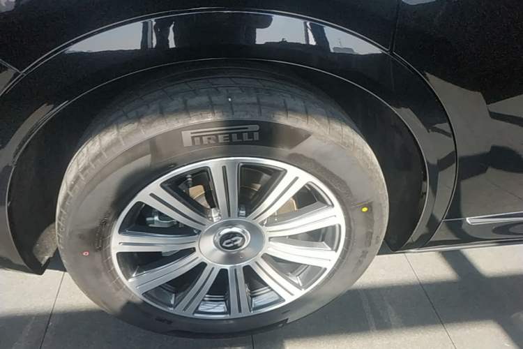 Used Hima AITO M8 2025 Model, Pure Electric Max+ Six-Seat Long-Range Version Right Rear Wheel Hub