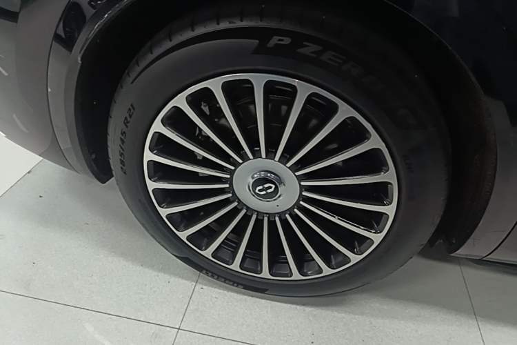 Used Hima AITO M8 2025 Extended-Range Ultra Version 53.4 kWh 6-Seater Edition Right Rear Wheel Hub