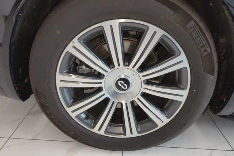 Used Hima AITO M8 2025 Extended-Range Max+ Version 53.4 kWh 6-Seater Edition Right Rear Wheel Hub