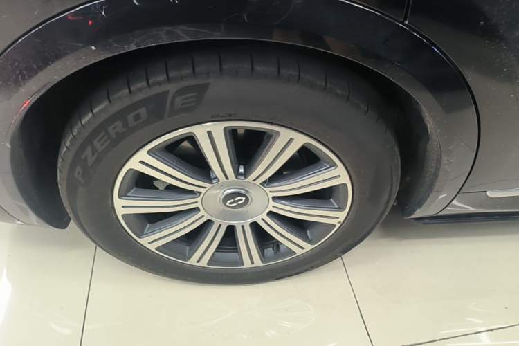 Used Hima AITO M8 2025 Extended-Range Max+ Version 53.4 kWh 6-Seater Edition Right Rear Wheel Hub