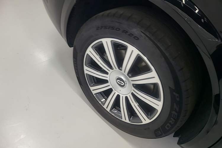 Used Hima AITO M8 2025 Extended-Range Max+ Version 53.4 kWh 5-Seater Edition Right Rear Wheel Hub