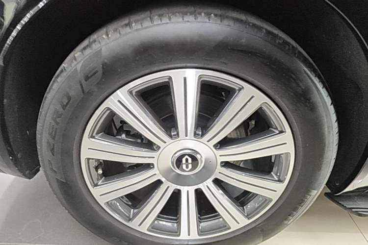 Used Hima AITO M8 2025 Extended-Range Max Version 37 kWh 6-Seater Right Rear Wheel Hub