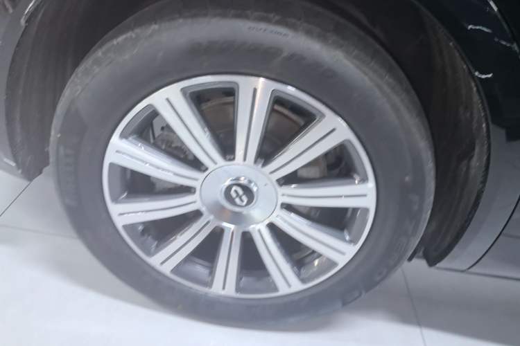 Used Hima AITO M8 2025 Extended-Range Max+ Version 53.4 kWh 5-Seater Edition Right Rear Wheel Hub
