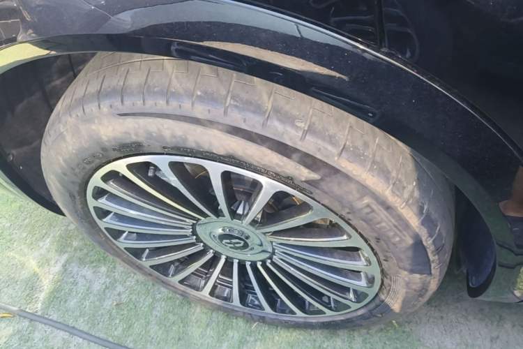 Used Hima AITO M8 2025 Extended-Range Ultra Version 53.4 kWh 5-Seater Edition Right Rear Wheel Hub