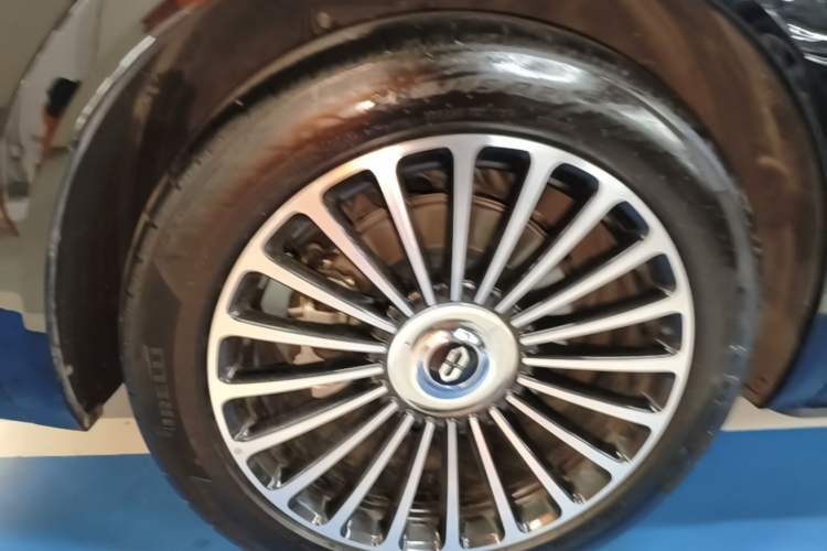 Used Hima AITO M8 2025 Extended-Range Ultra Version 53.4 kWh 6-Seater Edition Right Rear Wheel Hub