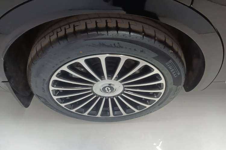 Used Hima AITO M8 2025 Model, Pure Electric Max+ Six-Seat Long-Range Version Right Rear Wheel Hub
