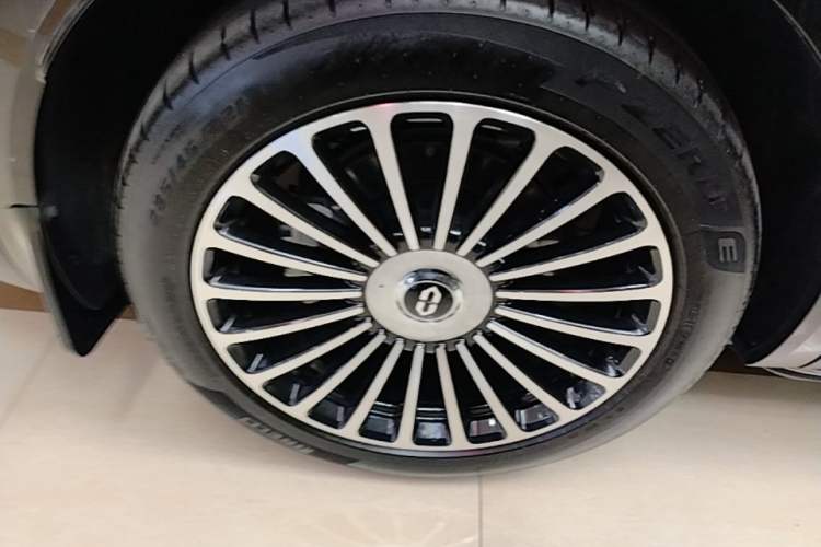 Used Hima AITO M8 2025 Extended-Range Max+ Version 53.4 kWh 6-Seater Edition Right Rear Wheel Hub