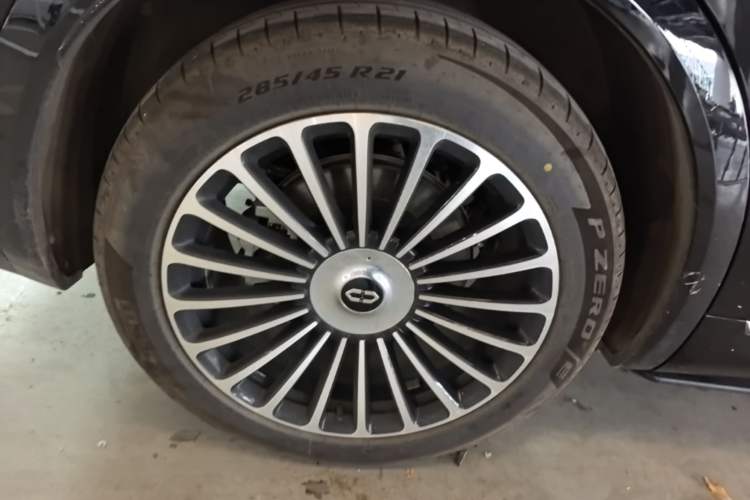 Used Hima AITO M8 2025 Extended-Range Max+ Version 53.4 kWh 5-Seater Edition Right Rear Wheel Hub