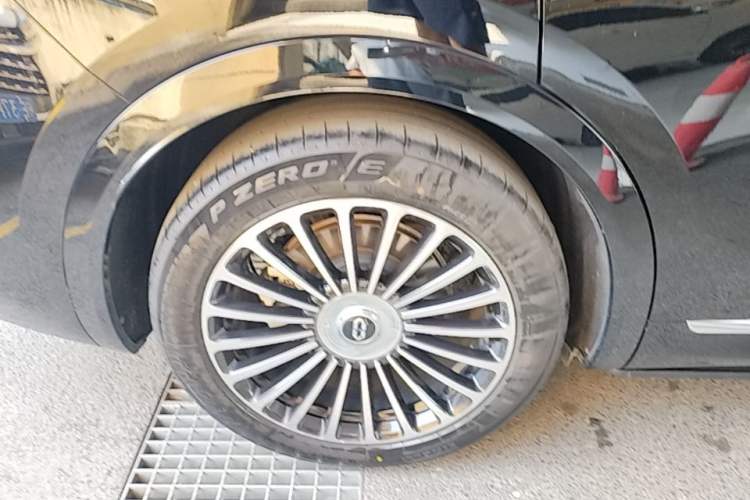 Used Hima AITO M8 2025 Extended-Range Max+ Version 53.4 kWh 6-Seater Edition Right Rear Wheel Hub