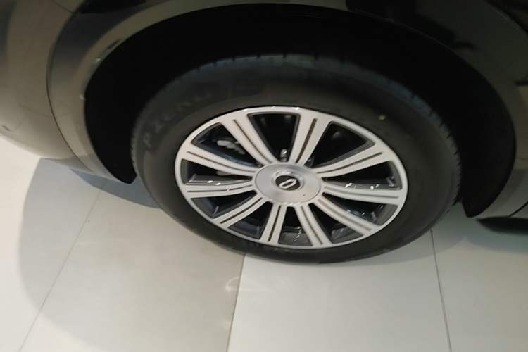 Used Hima AITO M8 2025 Extended-Range Max Version 37 kWh 6-Seater Right Rear Wheel Hub
