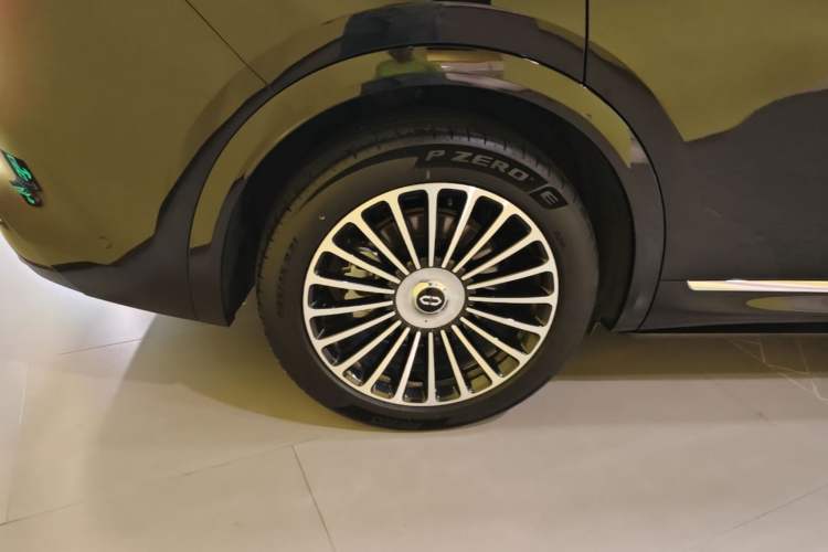 Used Hima AITO M8 2025 Extended-Range Ultra Version 53.4 kWh 6-Seater Edition Right Rear Wheel Hub