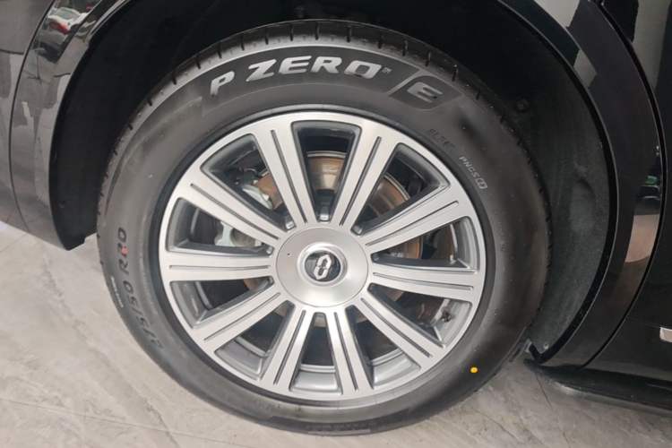 Used Hima AITO M8 2025 Extended-Range Max+ Version 53.4 kWh 6-Seater Edition Right Rear Wheel Hub