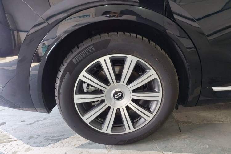 Used Hima AITO M8 2025 Extended-Range Max+ Version 53.4 kWh 5-Seater Edition Right Rear Wheel Hub