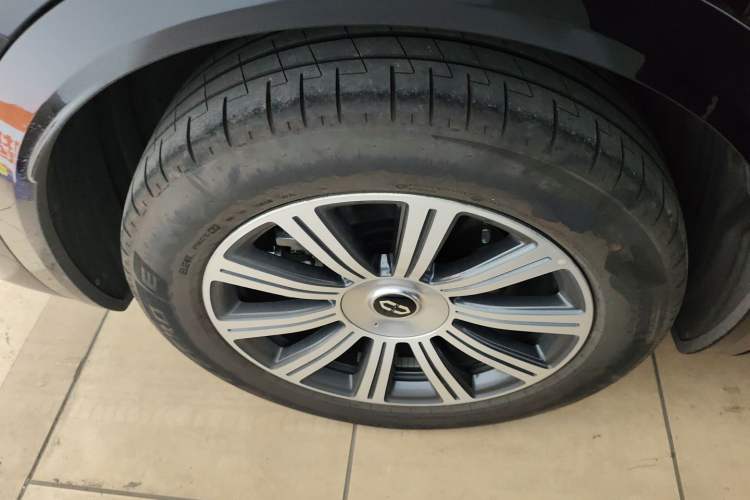 Used Hima AITO M8 2025 Model Pure Electric Max+ Five-Seat Long-Range Version Right Rear Wheel Hub
