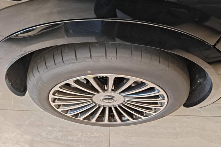Used Hima AITO M8 2025 Model Range-Extender Max Edition 53.4 kWh, 5-seat version (896-line LiDAR) Right Rear Wheel Hub