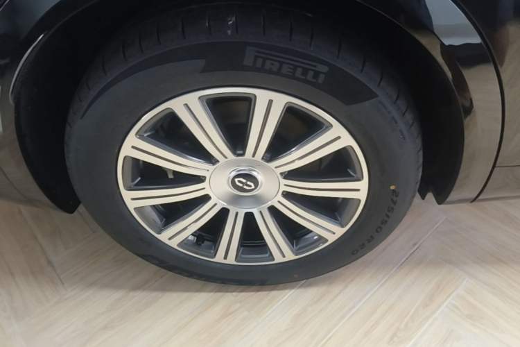 Used Hima AITO M8 2025 Model Range-Extended Max Version 53.4kWh Six-Seater (896-line LiDAR) Right Rear Wheel Hub