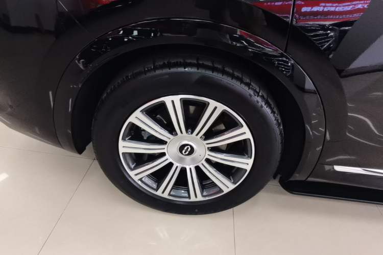 Used Hima AITO M8 2025 Model, Pure Electric Max+ Six-Seat Long-Range Version Right Rear Wheel Hub