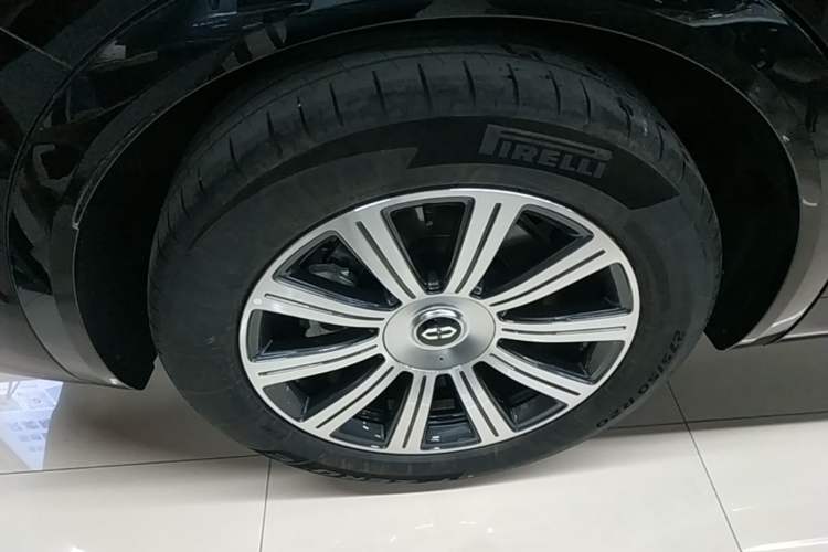 Used Hima AITO M8 2025 Extended-Range Max Version 37 kWh 5-Seater Right Rear Wheel Hub