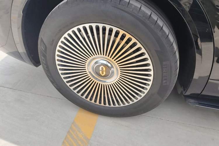 Used Hima AITO M8 2025 Extended-Range Max Version 37 kWh 5-Seater Right Rear Wheel Hub