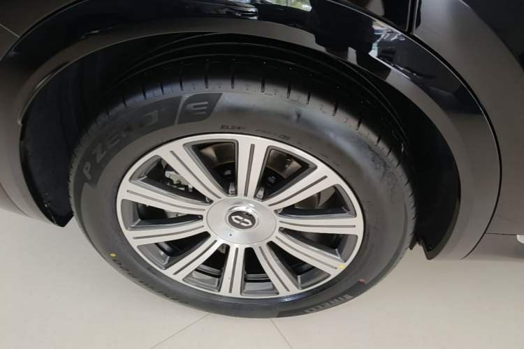 Used Hima AITO M8 2025 Model Pure Electric Max+ Five-Seat Long-Range Version Right Rear Wheel Hub