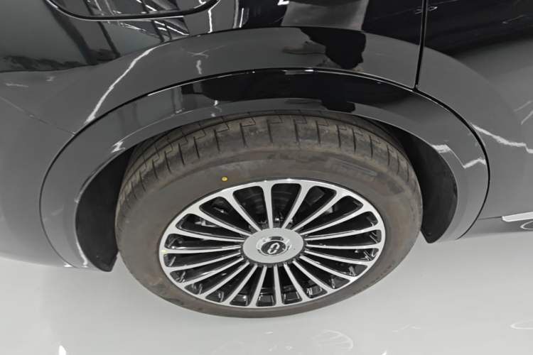 Used Hima AITO M8 2025 Extended-Range Max+ Version 53.4 kWh 5-Seater Edition Right Rear Wheel Hub
